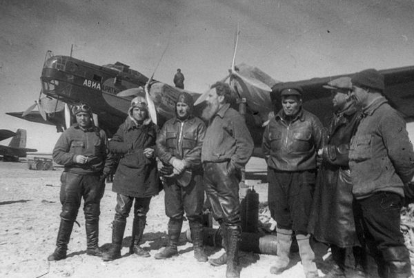 Участники экспедиции на Северный полюс. В центре - Отто Шмидт